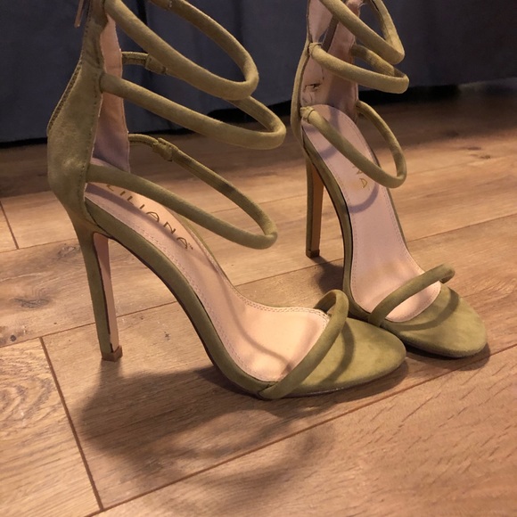 Adorable heels - Picture 2 of 4